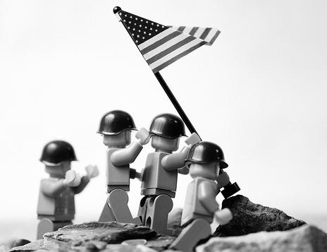 Fotografías históricas recreadas con piezas de Lego: Bandera de EEUU en Iwo Jima