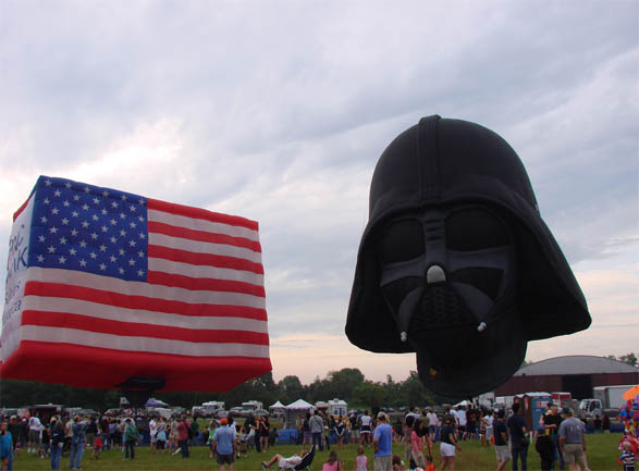 Un globo aerostático con la forma de Darth Vader