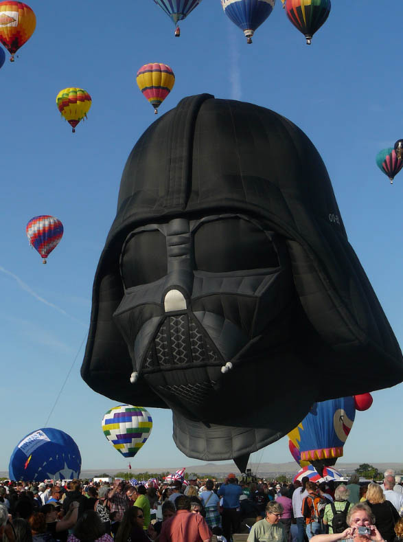 Un globo aerostático con la forma de Darth Vader