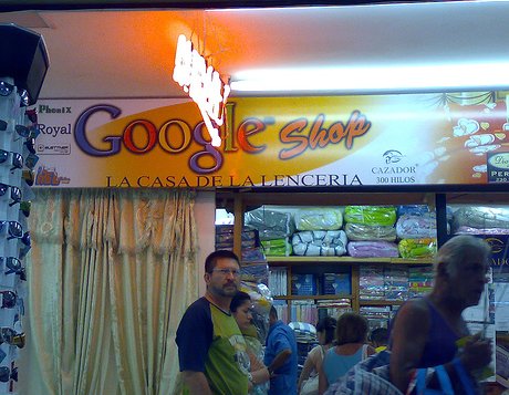 El logo de Google en una tienda de lencería