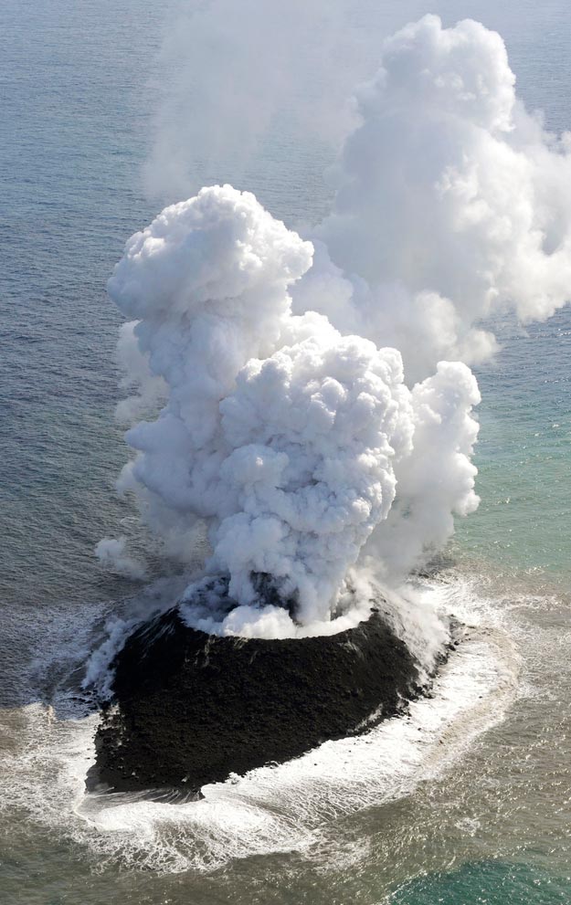 Una erupción volcánica submarina crea una nueva isla