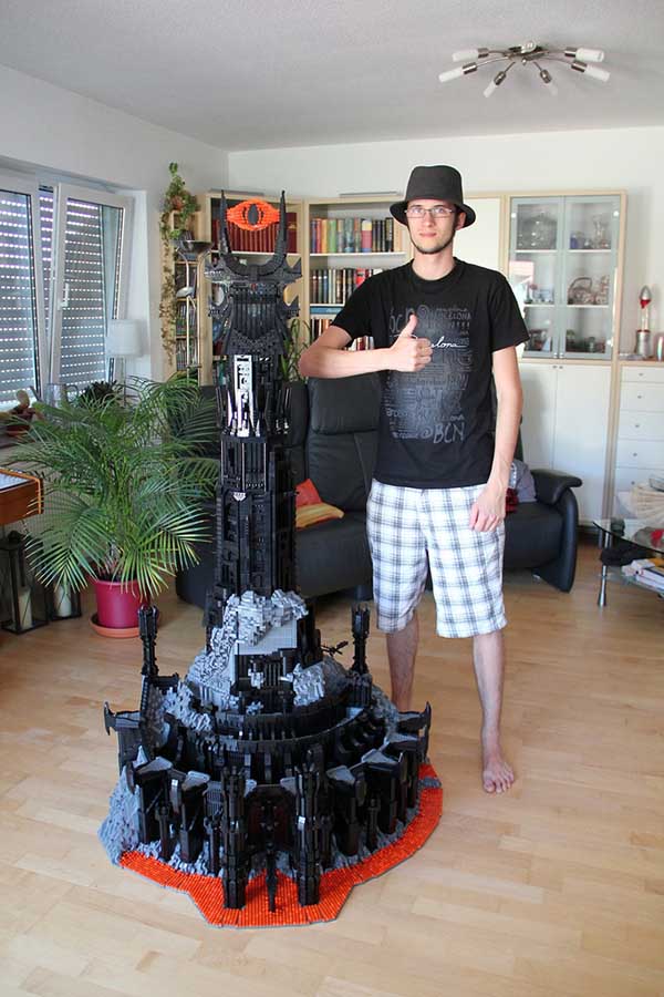 La Torre Oscura de Mordor hecha con bloques de Lego