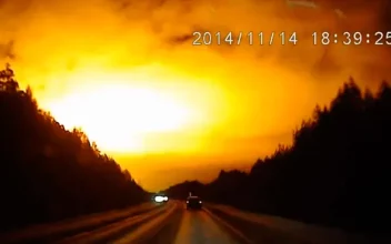 Una gran bola de fuego ilumina el cielo nocturno de Sverdlovsk