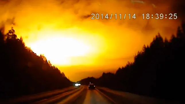 Una gran bola de fuego ilumina el cielo nocturno de Sverdlovsk