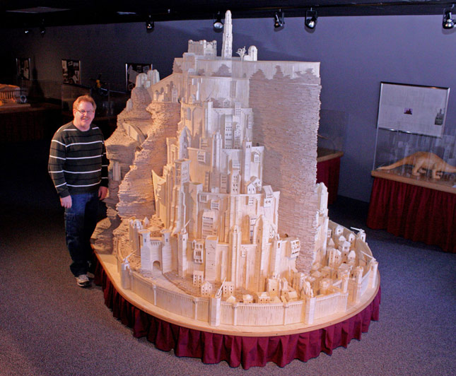 Imponente maqueta de Minas Tirith realizada con 420.000 palillos