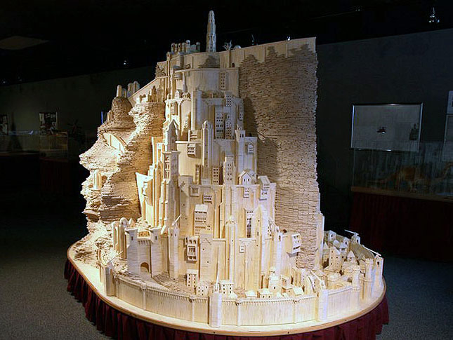 Imponente maqueta de Minas Tirith realizada con 420.000 palillos