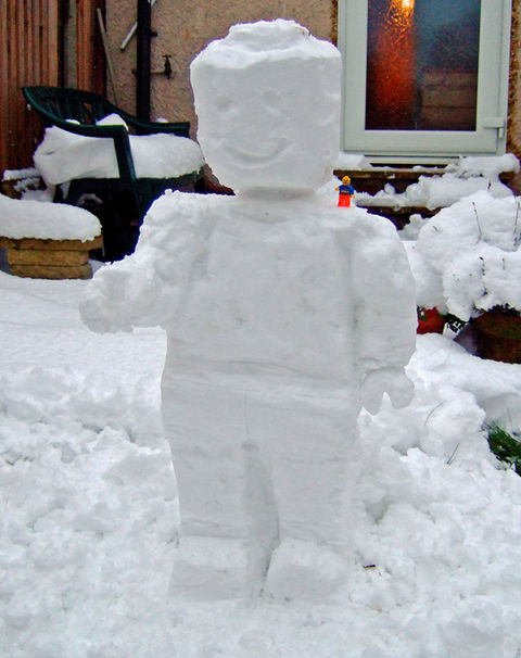 Un muñeco de nieve con forma de Lego