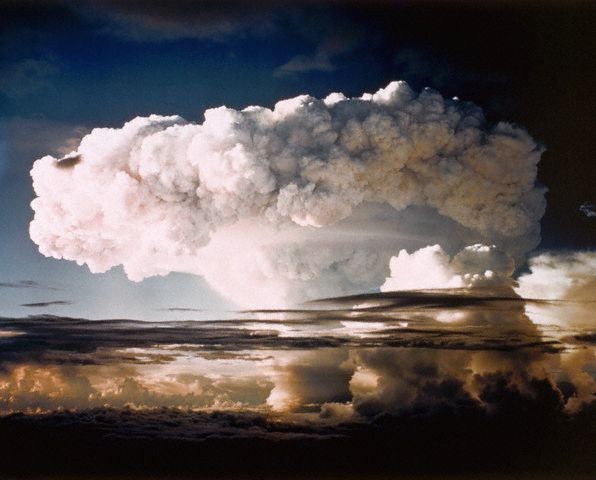 Nube de hongo generada por la explosión de la bomba termonuclear de fusión Ivy Mike