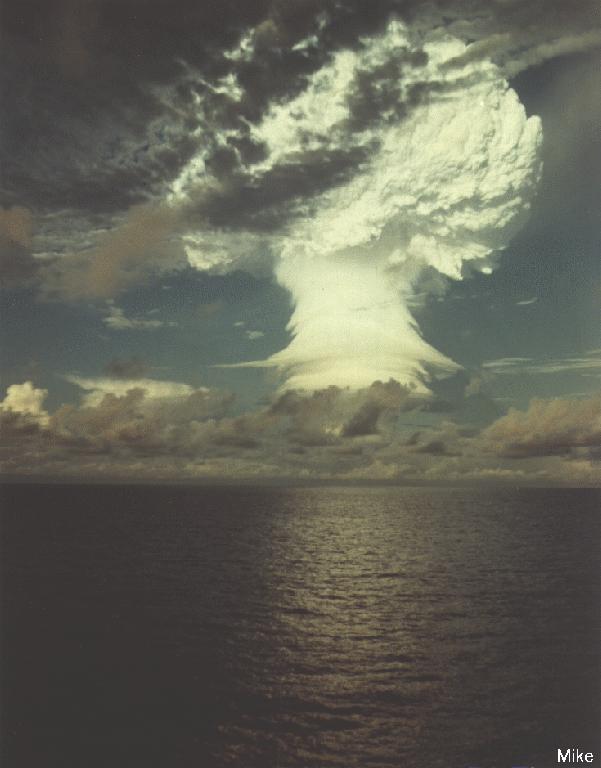 Nube de hongo generada por la explosión de la bomba termonuclear de fusión Ivy Mike