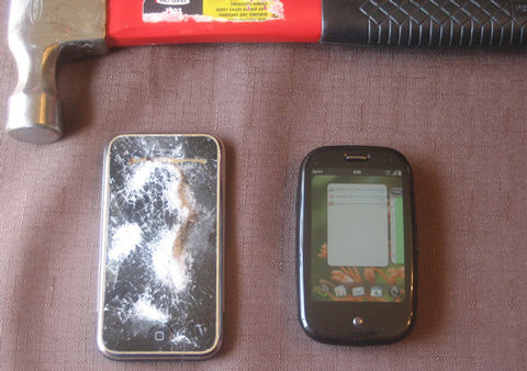Un ser humano destruye su iPhone tras comprarse una Palm Pre Un ser humano destruye su iPhone tras comprarse una Palm Pre