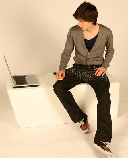 Pantalones con un teclado wireless incorporado Pantalones con teclado wireless incorporado