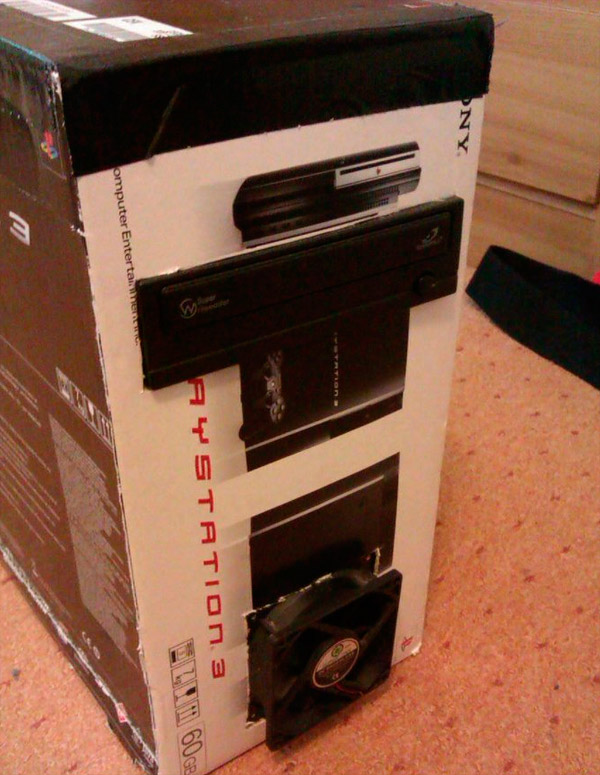 Un PC en el interior de una caja de PlayStation 3