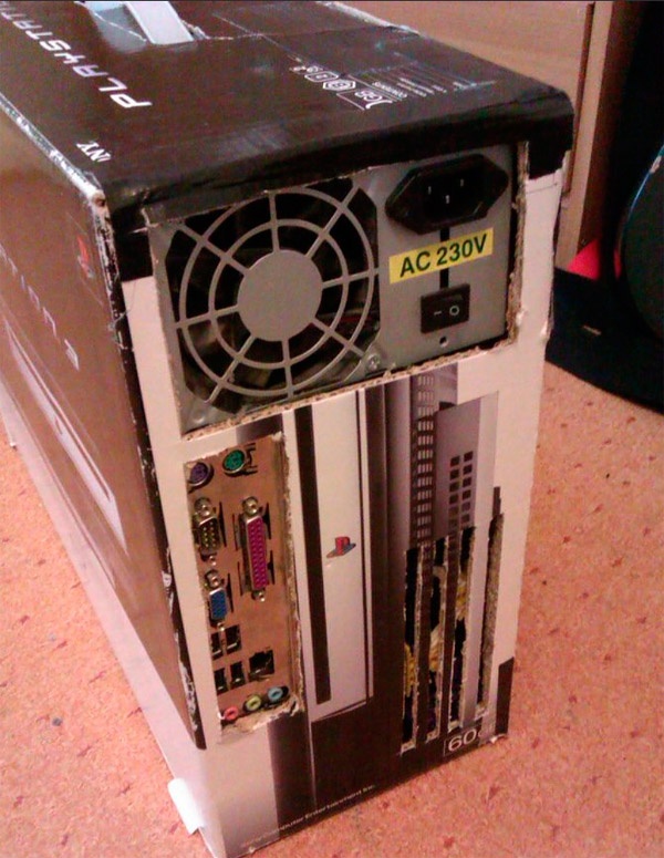 Un PC en el interior de una caja de PlayStation 3