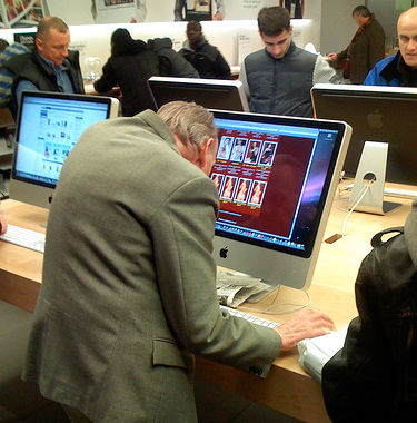 Viendo porno en una Apple Store