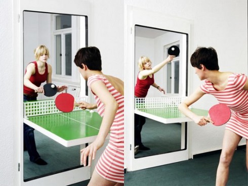 Puerta convertible en una mesa de ping pong
