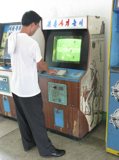 Viaje al pasado de los videojuegos: un salón recreativo en Corea del Norte
