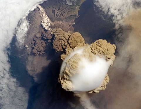 La erupción del volcán Sarychev vista desde la Estación Espacial Internacional