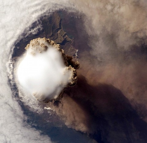La erupción del volcán Sarychev vista desde la Estación Espacial Internacional