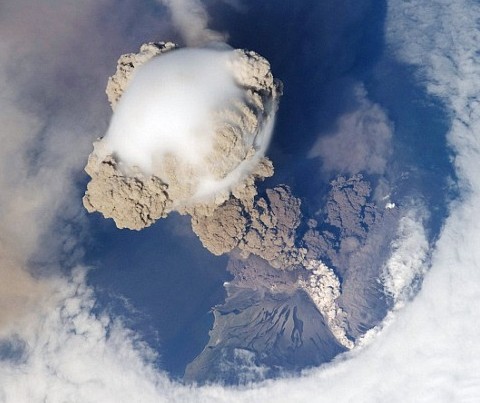 Resultado de imagen de La casualidad quiso que la órbita de la Estación Espacial Internacional pasara por encima de la isla rusa de Matua, en el archipiélago de las Kuriles, instantes después de que el estratovolcán Sarychev entrara en erupción. Las imágenes que fueron tomando  los astronautas desde 350 Km de altura son impresionantes: