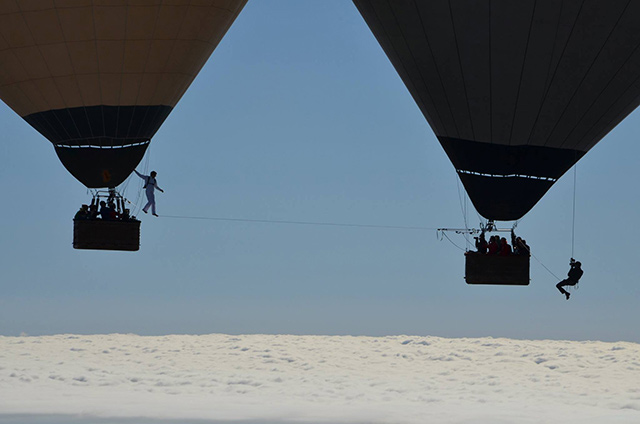 Slackline entre 2 globos aerostáticos a 600 metros de altura