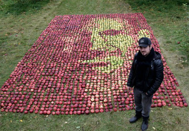 La cara de Steve Jobs recreada con manzanas