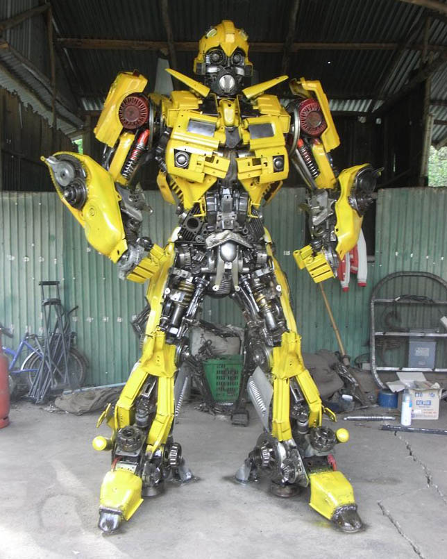 La escultora Anchalee Saengtai ha construido unos Autobots gigantescos a partir de coches y camiones destartalados