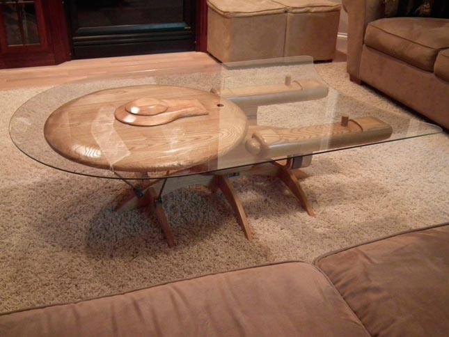Mesa de centro con la forma de la USS Enterprise