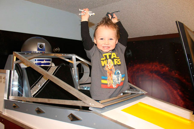 Fan de Star Wars construye una cama X-Wing a su hijo pequeño