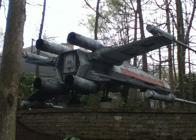Un X-Wing gigantesco en el patio de su casa