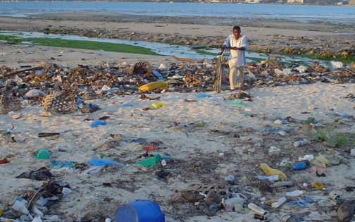 Cada año se abocan entre 4.800 y 12.700 millones de toneladas de plástico a los océanos
