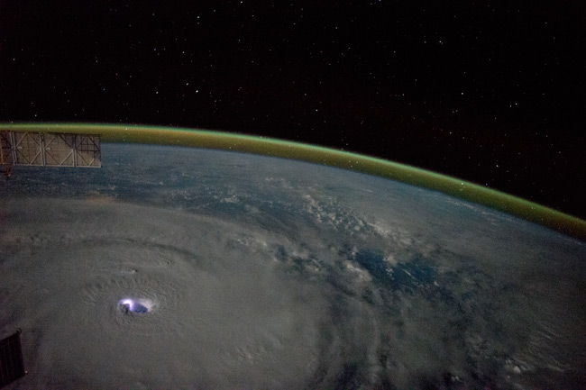 El ojo de un ciclón tropical iluminado por relámpagos