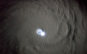 El ojo de un ciclón tropical iluminado por relámpagos