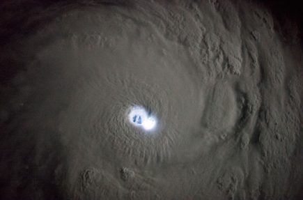 El ojo de un ciclón tropical iluminado por relámpagos