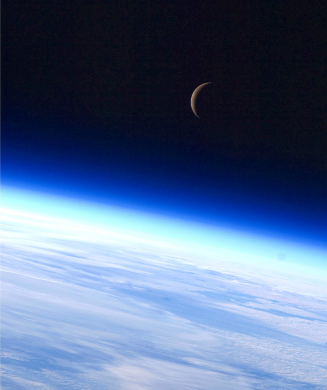 La Luna sobre el horizonte de la Tierra