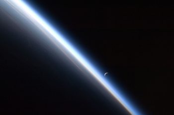 La Luna sobre el horizonte de la Tierra