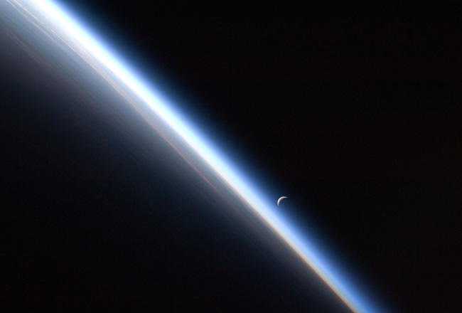 La Luna sobre el horizonte de la Tierra