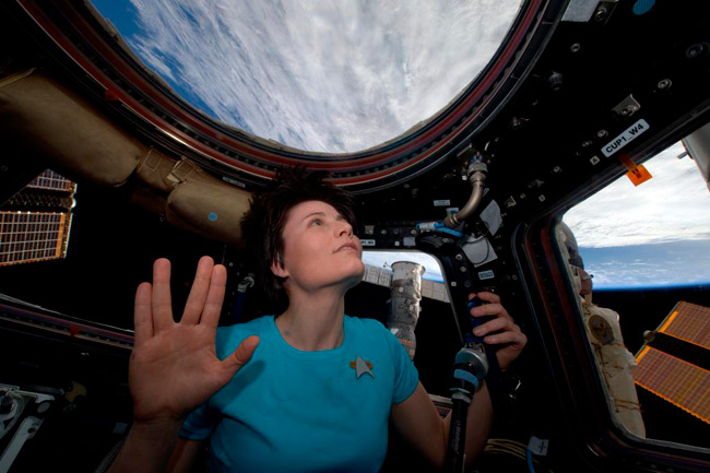 Astronautas realizan el saludo vulcano desde el espacio