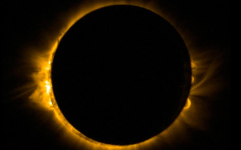 Espectacular imagen del eclipse solar de hoy tomada desde el espacio