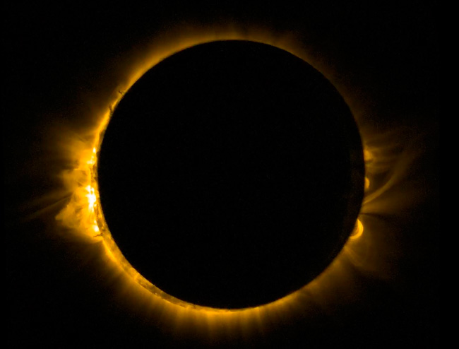Espectacular imagen del eclipse solar de hoy tomada desde el espacio