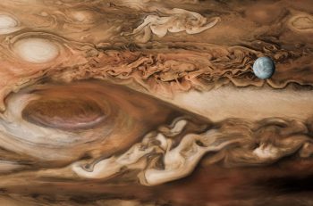La luna Europa empequeñecida ante la colosal Gran Mancha Roja de Júpiter La luna Europa empequeñecida ante la colosal Gran Mancha Roja de Júpiter