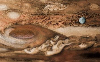 La luna Europa empequeñecida ante la colosal Gran Mancha Roja de Júpiter La luna Europa empequeñecida ante la colosal Gran Mancha Roja de Júpiter