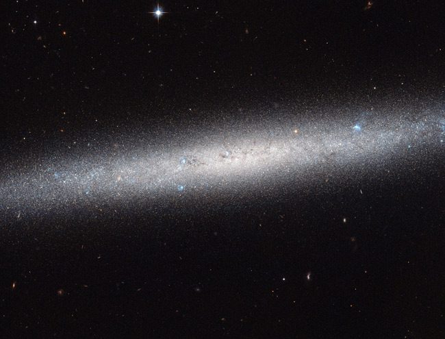 El Hubble nos proporciona esta hermosa vista lateral de la galaxia NGC 5023