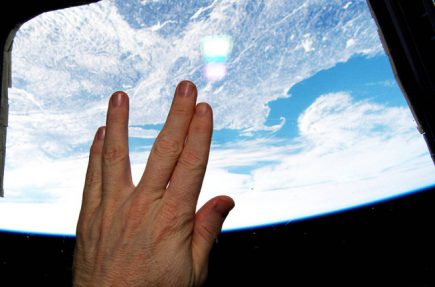 Astronautas realizan el saludo vulcano desde el espacio