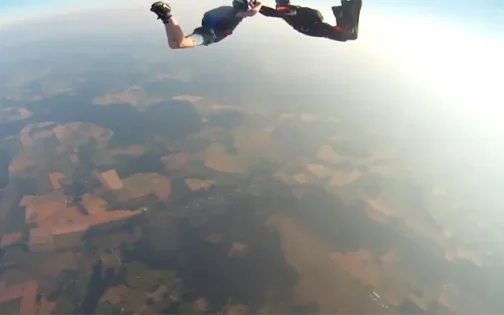 Grabación de una cámara GoPro mientras cae al vacío desde 3.000 metros de altitud