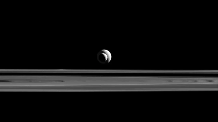 Encélado, Tetis y los anillos de Saturno