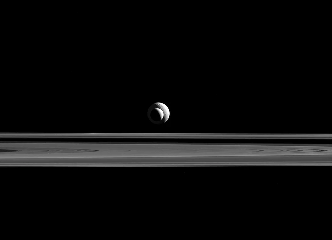 Encélado, Tetis y los anillos de Saturno