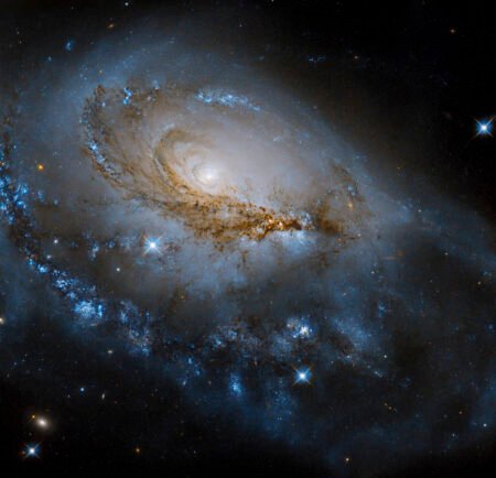 Espectacular galaxia espiral vista por el telescopio espacial Hubble ...