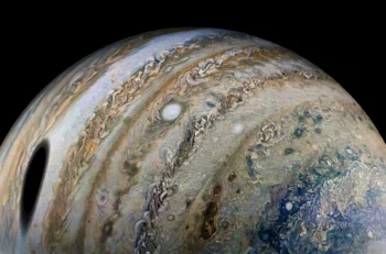El satélite Ganimedes proyecta su sombra sobre Júpiter