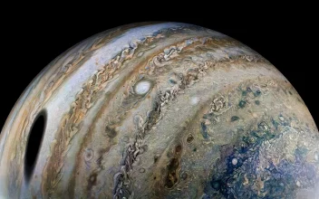 El satélite Ganimedes proyecta su sombra sobre Júpiter