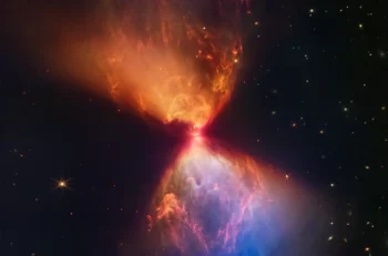 Una protoestrella rodeada de una nebulosa en llamas